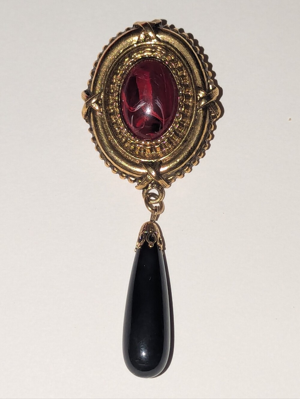 1980s Lui Chantant Cabachon Onyx Cab Dangle Gold Tone Brooch 3 Inch